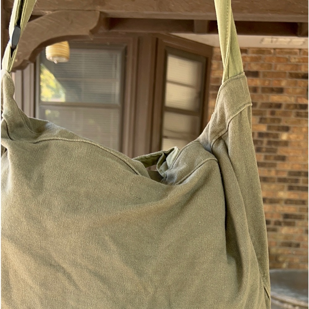 Unisex canvas bag.